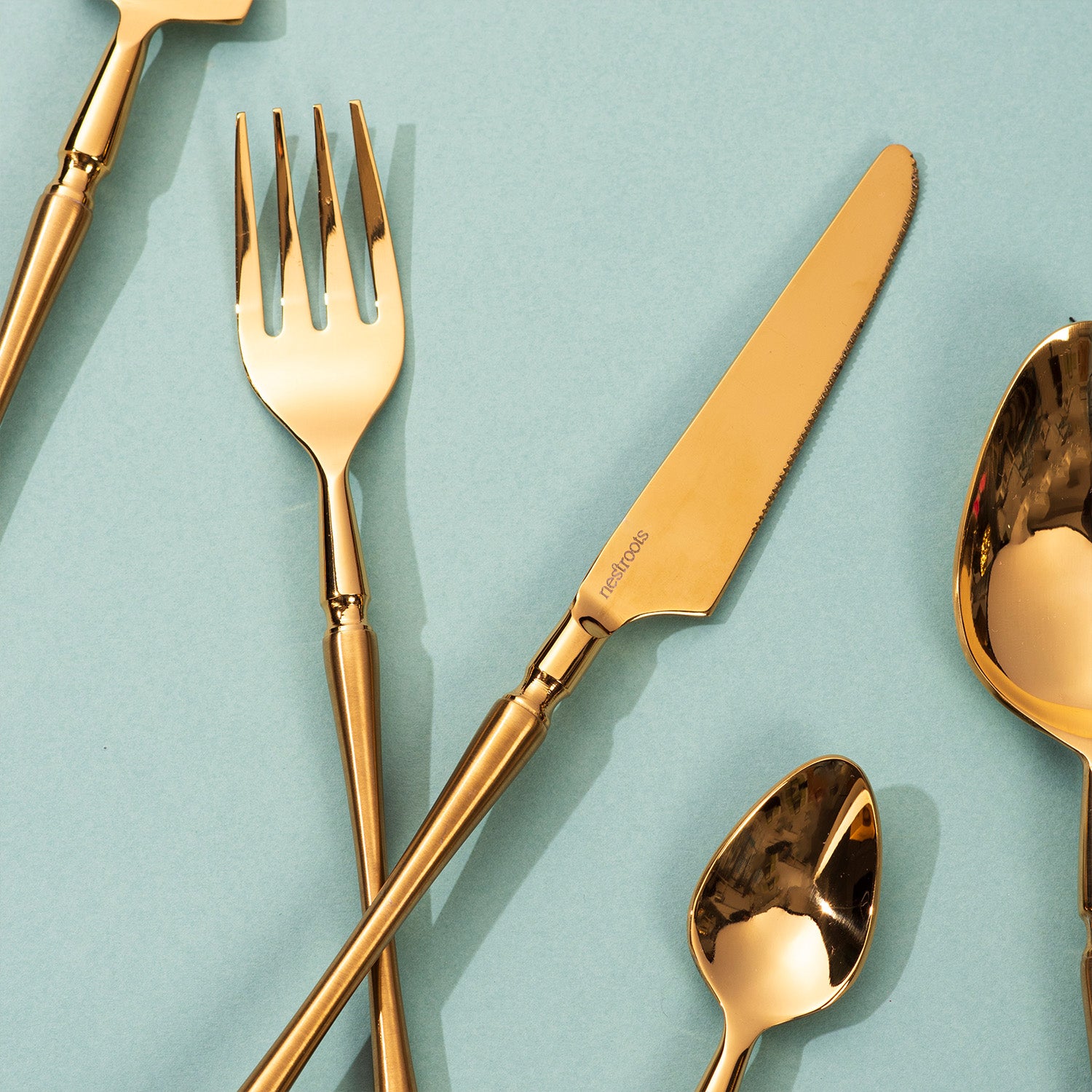 Graceful Contours: Set of 5 Cutlery with Curvy Handles