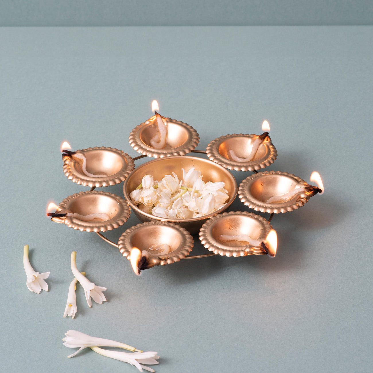 Elegant Golden Candle Holder Urli 7Diyas