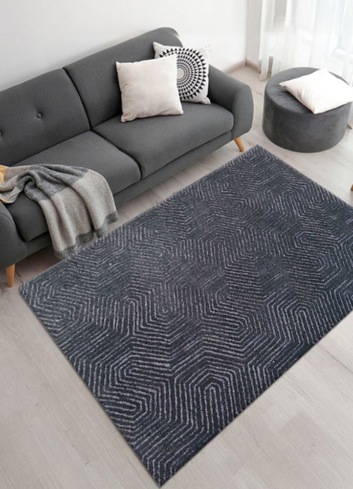 Elegant Black Geometric Pattern Rug