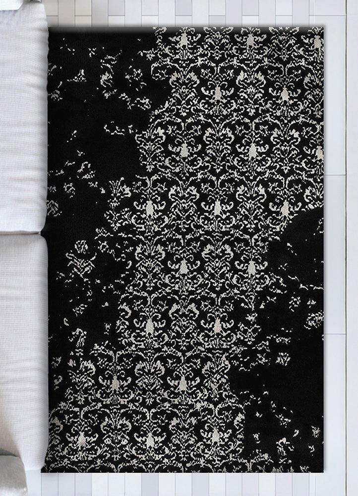 Elegant Black and White Rug